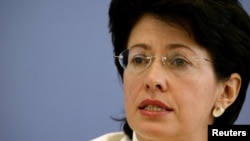 European Union parliamentarian Barbara Lochbihler says the EU needs to react swiftly to Cambodia's attempts to dissolve the country's main opposition party. Lochbihler speaks during a news conference in Berlin, May 23, 2006.