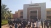 Une foule assemblée devant la Cour d'appel de Bamako, novembre 2019 (photo d'archives).