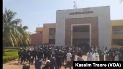 Une foule assemblée devant la Cour d'appel de Bamako, novembre 2019 (photo d'archives).