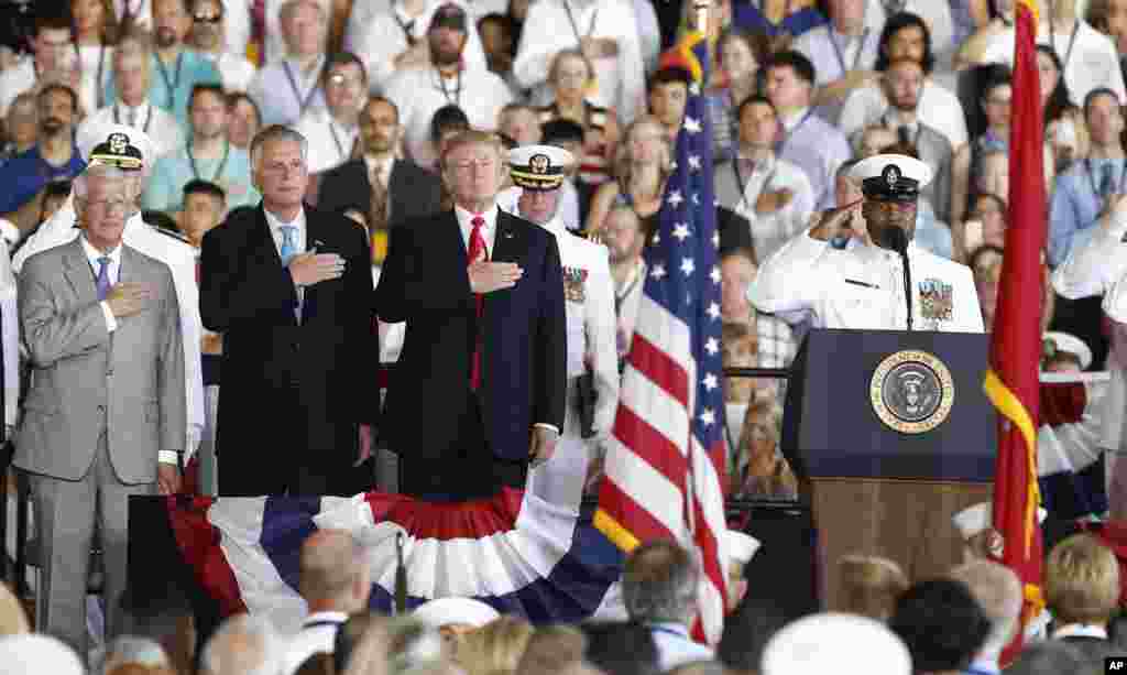 美国总统川普在维吉尼亚州诺福克海军基地举行的福特号航母进入现役仪式上（2017年7月22日）