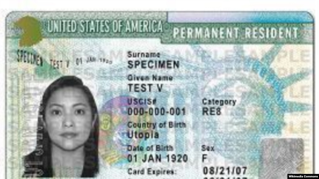 ARCHIVO - Muestra de una Tarjeta de Residente Permanente, también conocida como Green Card o Tarjeta Verde, expedida por el Servicio de Ciudadanía e Inmigración de Estados Unidos (USCIS en inglés). 