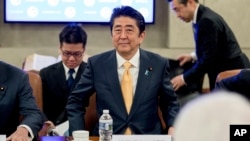 El primer ministro japonés, Shinzo Abe, se reunió con miembros del Congreso de EE.UU. antes de hablar en la Cámara de Comercio en Washington, el viernes, 10 de febrero, de 2017.