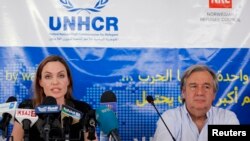 Nữ diễn viên Angelina Jolie phát biểu trong cuộc họp báo với Cao ủy Liên Hiệp Quốc về người tị nạn Antonio Guterres tại trại tị nạn cho người Syria Al Zaatri.