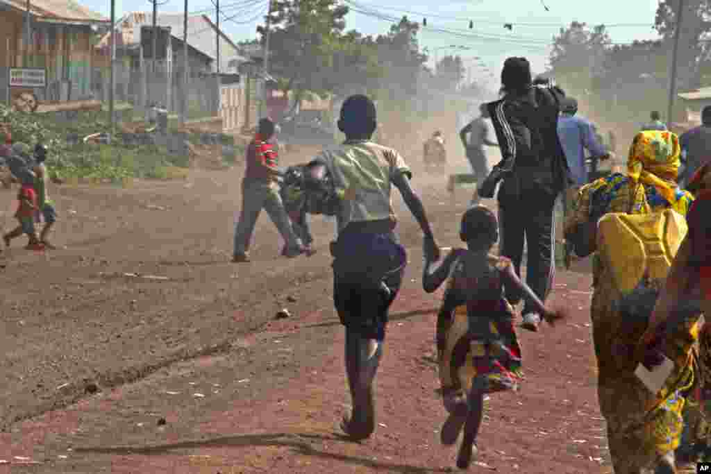 Des civils fuyant les affontements entre les rebelles du M23 et l&#39;arm&eacute;e congolaise le 19 novembre 2012 pr&egrave;s de l&#39;a&eacute;roport de Goma 