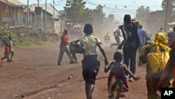 People flee as fighting erupts between the M23 rebels and Congolese army near the airport in Goma, November 19, 2012. 