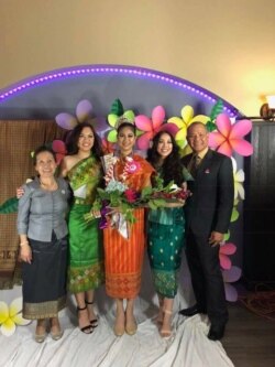 ທ່ານ ຍອດສີສຸວັນ ແລະພັນລະຍາຖ່ຍຮູບກັບນາງສັງຂານໃນງານບຸນສົງການທີ່ວັດລາວທີ່ນະຄອນຟີນິກສ໌