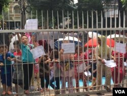 Anak-anak para pencari suaka berunjuk rasa meminta perhatian UNHCR yang berkantor di Menara Ravindo, Jalan Kebun Sirih, Jakarta, 5 Juli 2019. (Foto: Ahadian Utama/VOA)