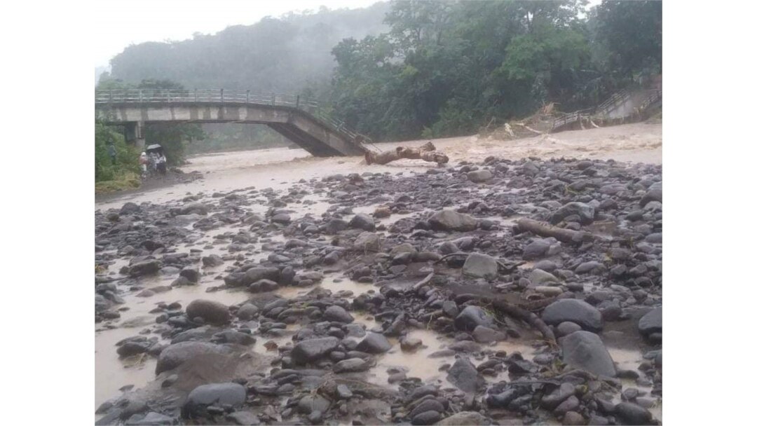 Le pont sur la rivière Lemba s'est effondré à cause des pluies, à Sao Tomé-et-Principe, le 28 décembre 2021