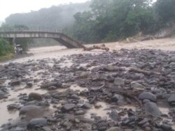 Le pont sur la rivière Lemba s'est effondré à cause des pluies, à Sao Tomé-et-Principe, le 28 décembre 2021