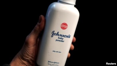 Johnson & Johnson hồi tháng 7 đã bị buộc bồi thường 4,69 tỷ đô la cho 22 phụ nữ kiện chất Amiăng trong bột tan có trong sản phẩm gây ung thư buồng trứng.