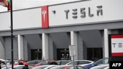 Showroom Tesla di Burbank, California, 24 Maret 2020. (Foto: AFP)