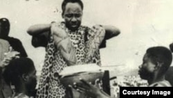 Julius Nyerere akichangaya mchanga wa Zanzibar na Tanganyika kuunda Muungano wa Tanzania