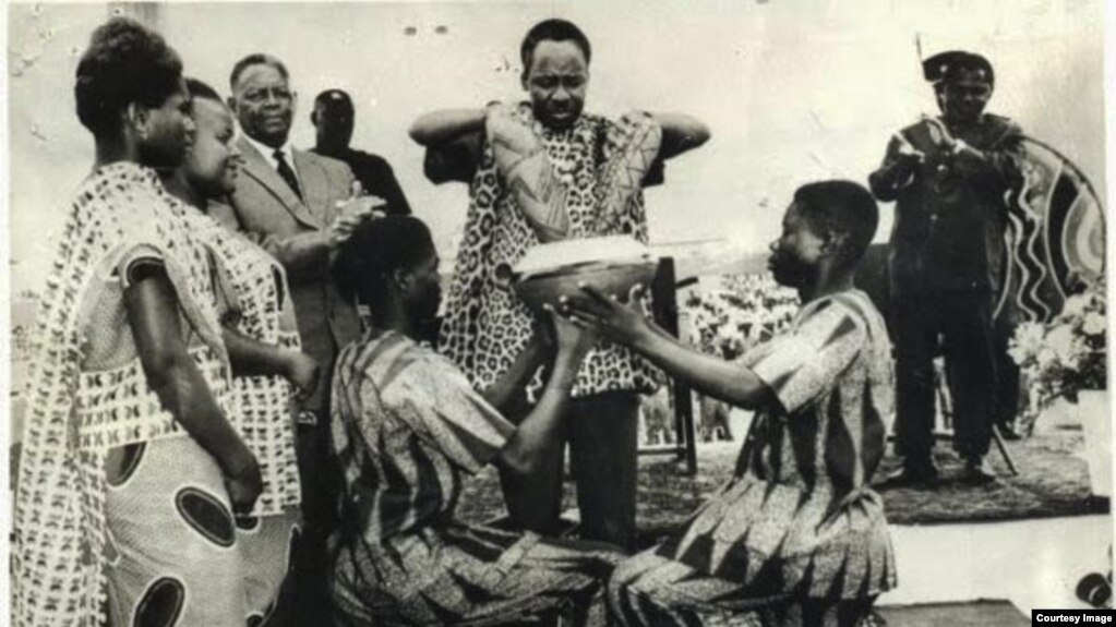 Julius Nyerere Rais wa zamani wa Tanzania na muasisi wa chama cha TANU ambacho hivi leo ni CCM akichangaya mchanga wa Zanzibar na Tanganyika kuunda Jamhuri ya Muungano wa Tanzania