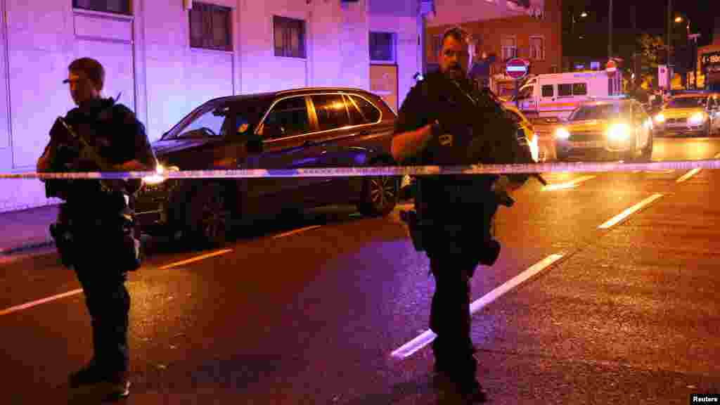 Les policiers patrouillent, après qu'un véhicule ait heurté des piétons dans le quartier du parc Finsbury, , en Grande-Bretagne, le 19 juin 2017.