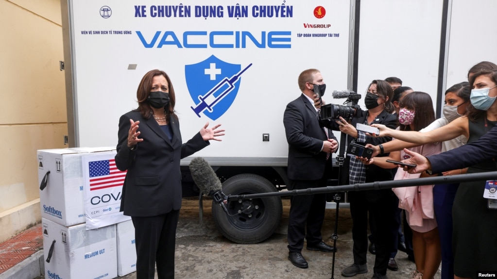 Phó Tổng thống Hoa Kỳ Kamala Harris phát biểu với truyền thông khi bà đến thăm Viện Vệ sinh Dịch tễ Trung ương của Việt Nam, nơi tiếp nhận 270.000 liều vaccine Pfizer được chuyển đến cho Hà Nội vào ngày 26/8/2021. Hoa Kỳ là nhà tài trợ vaccine Covid-19 lớn nhất của Việt Nam.