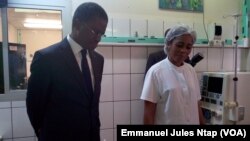 Le ministre Mama Fouda, au chevet d'un patient de la dialyse à l'hôpital général de Yaoundé, au Cameroun, le 24 juillet 2017. (VOA/Emmanuel Jules Ntap)