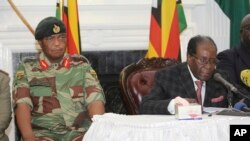 Presiden Zimbabwe Robert Mugabe menyampaikan pidatonya yang disiarkan secara langsung dari Harare, 19 November 2017. 