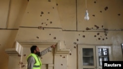 طالبان پاکستان پس از پرتاب بم دستی بر اتاق های لیلیۀ بر محصلین شلکیک کردند