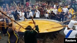 FIULE - Members of the worldwide fraternity of the omelette prepare a traditional giant omelette made with 10,000 eggs in Malmedy, Belgium August 15, 2017. (REUTERS/Christopher Stern)