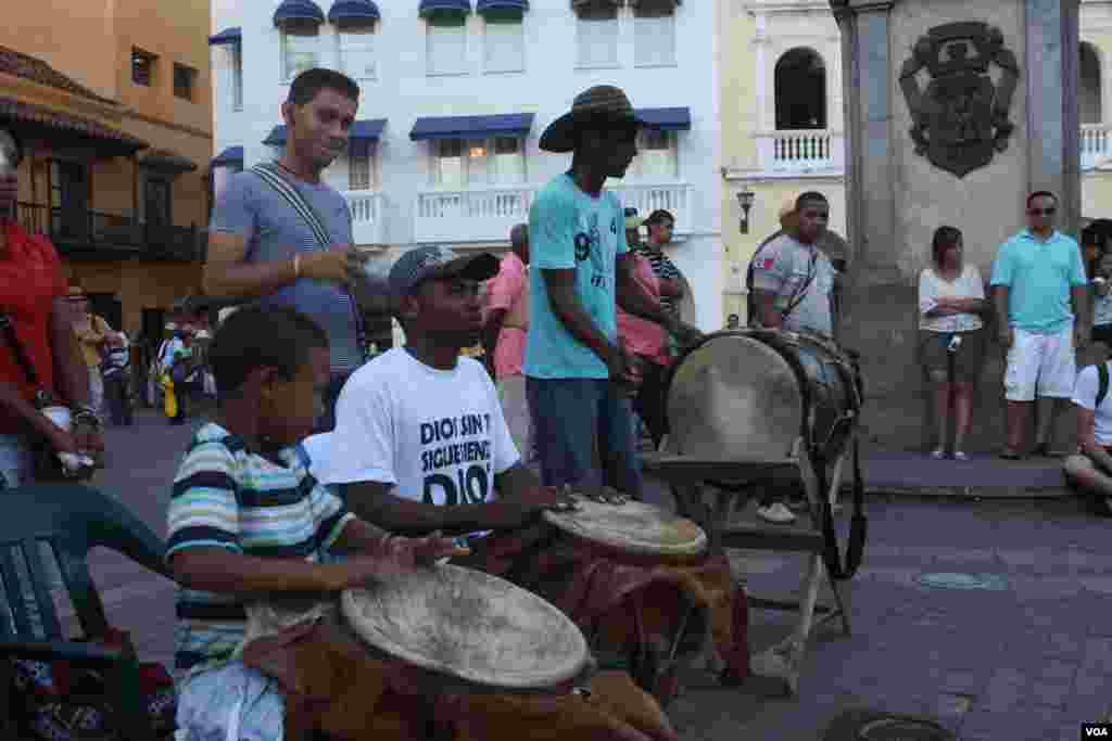 La música de tambores enmarca el ambiente en la ciudad de Cartagena previa a la Cumbre de las Américas. 
