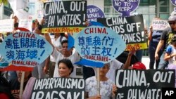 Người biểu tình phản đối việc quân sự hóa của Trung Quốc trên Biển Đông tại Manila tháng 6/2017.