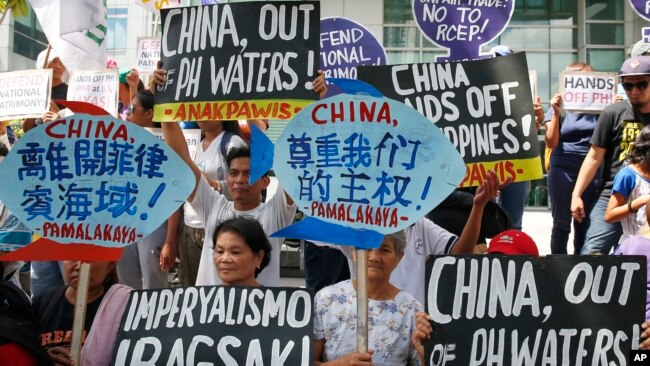菲律宾抗议者在马卡迪市的中国领事馆前展示标语牌抗议中国在南中国海有争议海域建设人工岛屿。(2017年6月12日)