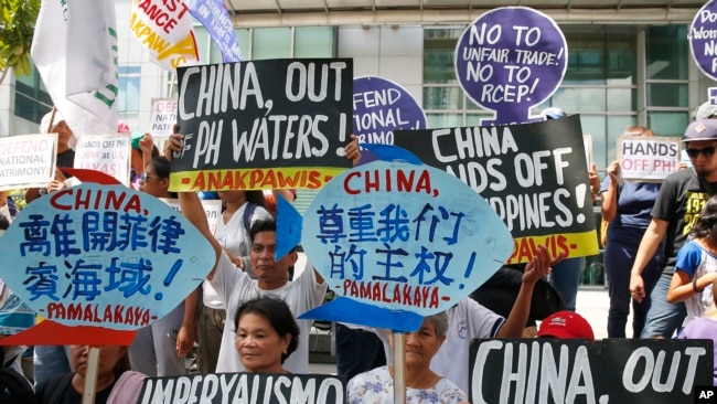 菲律宾民众在中国使领馆外抗议中方在有争议岛屿上建设(2017年6月12日美联社)