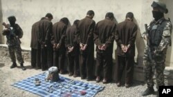지난 6월 탈레반 무장분자 7명을 체포한 아프가니스탄 경찰. (자료사진)