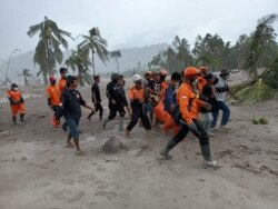 Proses evakuasi oleh Basarnas terhadap korban awan panas dan banjir lahar Gunung Semeru (foto Basarnas Surabaya).