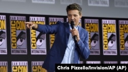 Jeremy Renner berbicara di panggung saat mengumumkan "Hawkeye" di acara panel Marvel Studios di Comic-Con, San Diego, 20 Juli 2019 (dok: Chris Pizzello/Invision/AP)