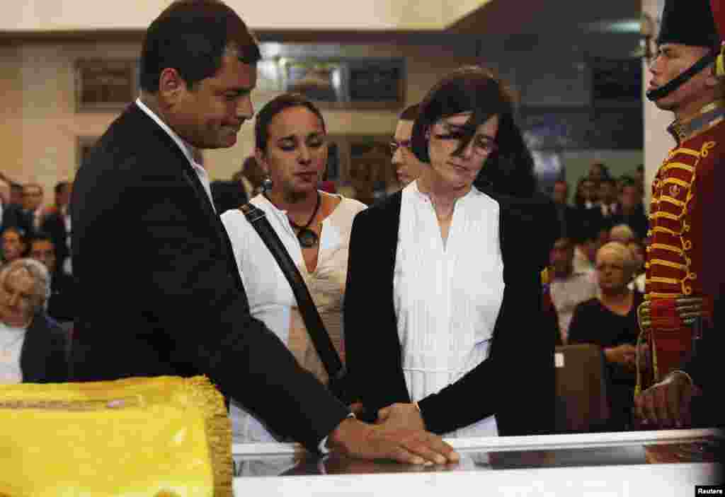 Ecuador&#39;s President Rafael Correa views the body of late Venezuelan President Hugo Chavez with his wife Anne Malherbe at the military academy in Caracas, March 7, 2013. (Miraflores Press Office)