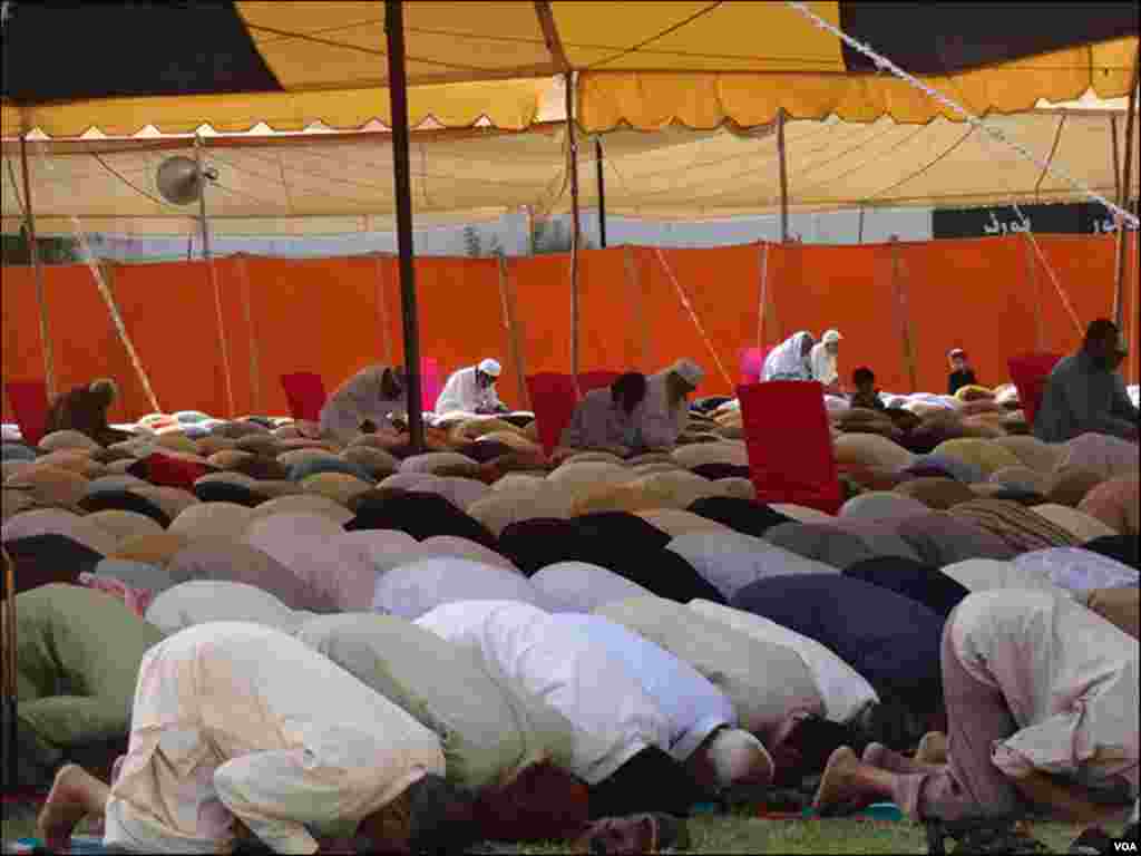 ملک کے مختلف شہروں میں نماز عید کے بڑے بڑے اجتماعات ہوئے 