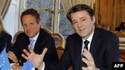 Timothy Geithner (solda) Fransa Maliye Bakanı Francois Baroin ile bugünkü basın toplantısında