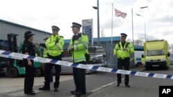 Les agents de police montent la garde à l'extérieur de l'entreprise de récupération de véhicules "Ashley Wood Recovery" à Salisbury, en Angleterre, le 13 mars 2018 suite à l'empoisonnement de l'ex-espion Sergei Skripal et sa fille Yulia.