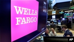 El logo de Wells Fargo aparece en una pantalla de la Bolsa de Nueva York el 7 de febrero de 2018.