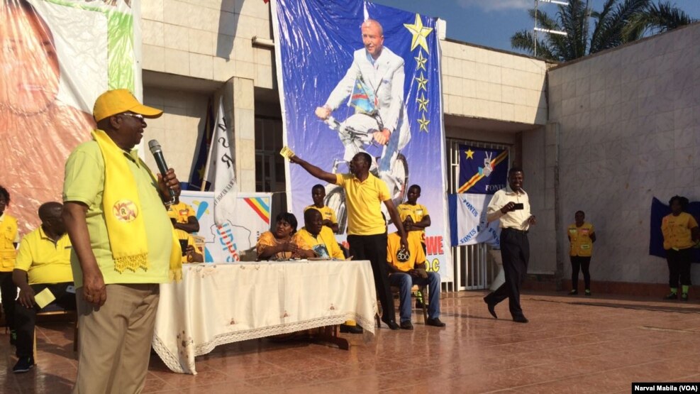 La police a tiré du gaz lacrymogène et procédé à des arrestations pour disperser un rassemblement de l’opposition samedi après-midi à Lubumbashi, où réside l'opposant Gabriel Kyungu Wa Kumwanza, en RDC, le 29 octobre 2016. (VOA/Narval Mabila)