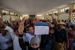 Warga menghadiri pemakaman remaja belasan tahun, Aung Kaung Htet yang tewas dalam aksi demonstrasi antikudeta militer di Yangon, Myanmar (foto: dok).