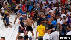 Les fans se battent entre eux au Stade Velodrome, à Marseille, après un match, le 11 juin 2016.