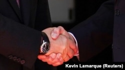 Poignée de main entre les présidents américain Joe Biden et Vladimir Poutine.