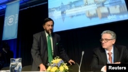 27일 스웨덴 스톡홀름에서 열린 기자회견에서 유엔 정부간기후변화위원회(IPCC)의 5차 기후변화보고서를 발표하려 하는 라젠드라 파차우리 의장(왼쪽)과 토마스 스토커 공동의장(오른쪽).