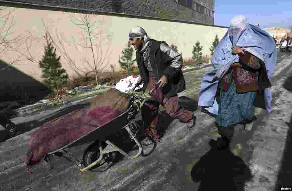 2013年1月2日，阿富汗妇女领取由联合国难民事务高级专员公署捐赠的食物和其它过冬物品。