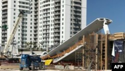 Une parcelle nouvellement installée s'est effondré sur une route à six voies, écrasant pluisuers voitures à Miami, Floride, 15 mars 2018.