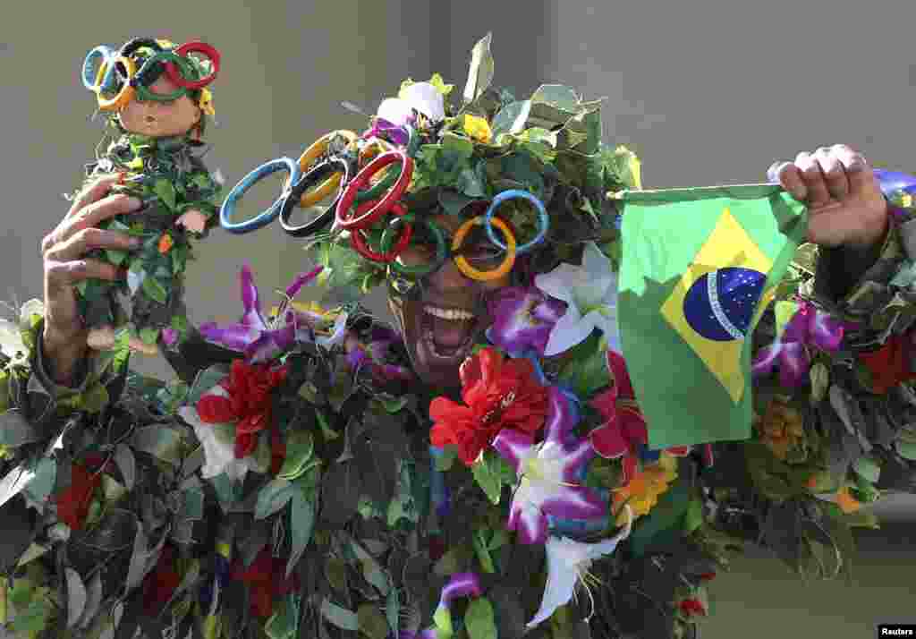 Warga dengan kostum unik menonton lomba lari marathon putri Olimpiade di Rio de Janeiro, Brazil.