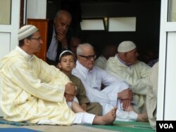 Imam Mohamed Karabila attends Friday prayers at the St. Etienne mosque. Karabila, like other members of the Muslim community in St. Etienne du Rouvray, worries that terrorists will continue to carry out attacks in the name of Islam, something he fears will result in collective punishment against France's Muslims. (L. Ramirez/VOA)