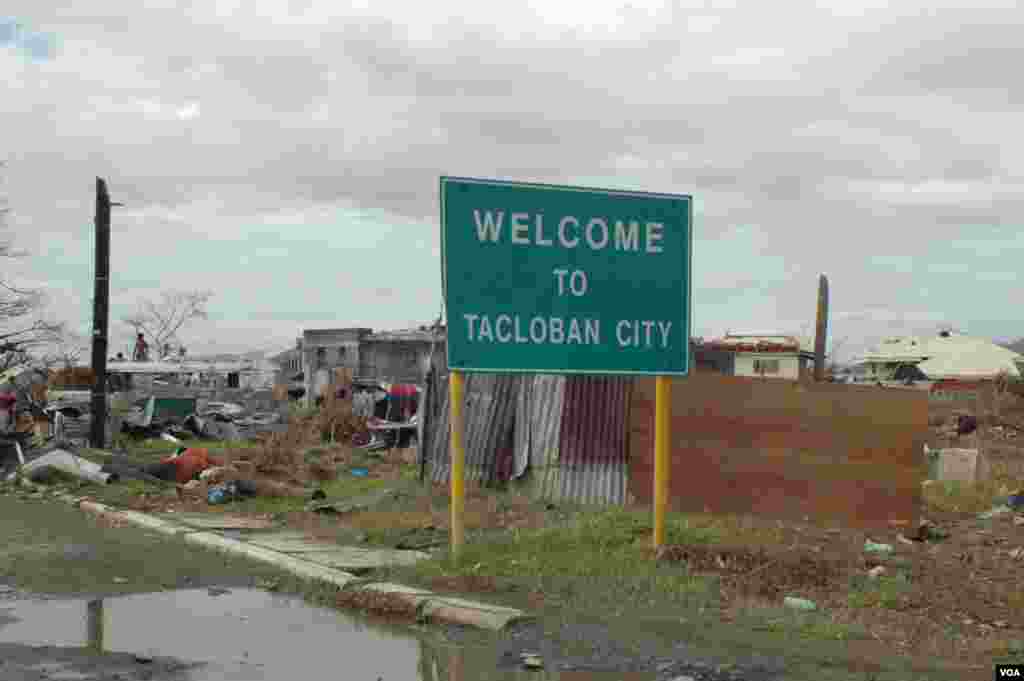No part of Tacloban was spared by the typhoon, Nov. 21, 2013. (Steve Herman/VOA)