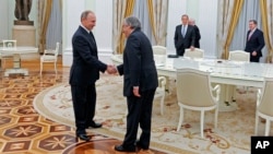 Russian President Vladimir Putin, left, shakes hands with incoming United Nations Secretary-General Antonio Guterres at the Kremlin, Moscow, Nov. 24, 2016.