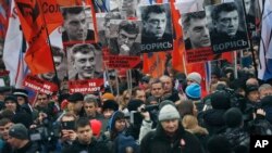 Người tuần hành mang theo hình lãnh đạo đối lập Nemtsov, người bị bắn chết hôm 27/2 gần Điện Kremlin.