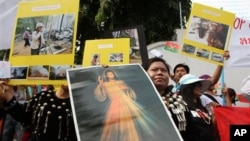 Người Kachin biểu tình trước đại sứ quán Miến Ðiện ở Bangkok, Thái Lan.