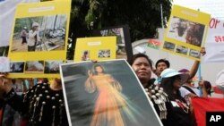 ကခ်င္ေဒသတြင္းစစ္ပဲြေတြ ရပ္ဆုိင္းေရး ဆႏၵျပေနၾကေသာ ထိုင္းႏုိင္ေရာက္ ကခ်င္-ျမန္မာတုိင္းရင္းသားမ်ား။
