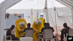 Các nhân viên y tế chăm sóc các bệnh nhân bị nhiễm virus Ebola tại một trạm khám ở Monrovia, Liberia, 8/9/2014. 
